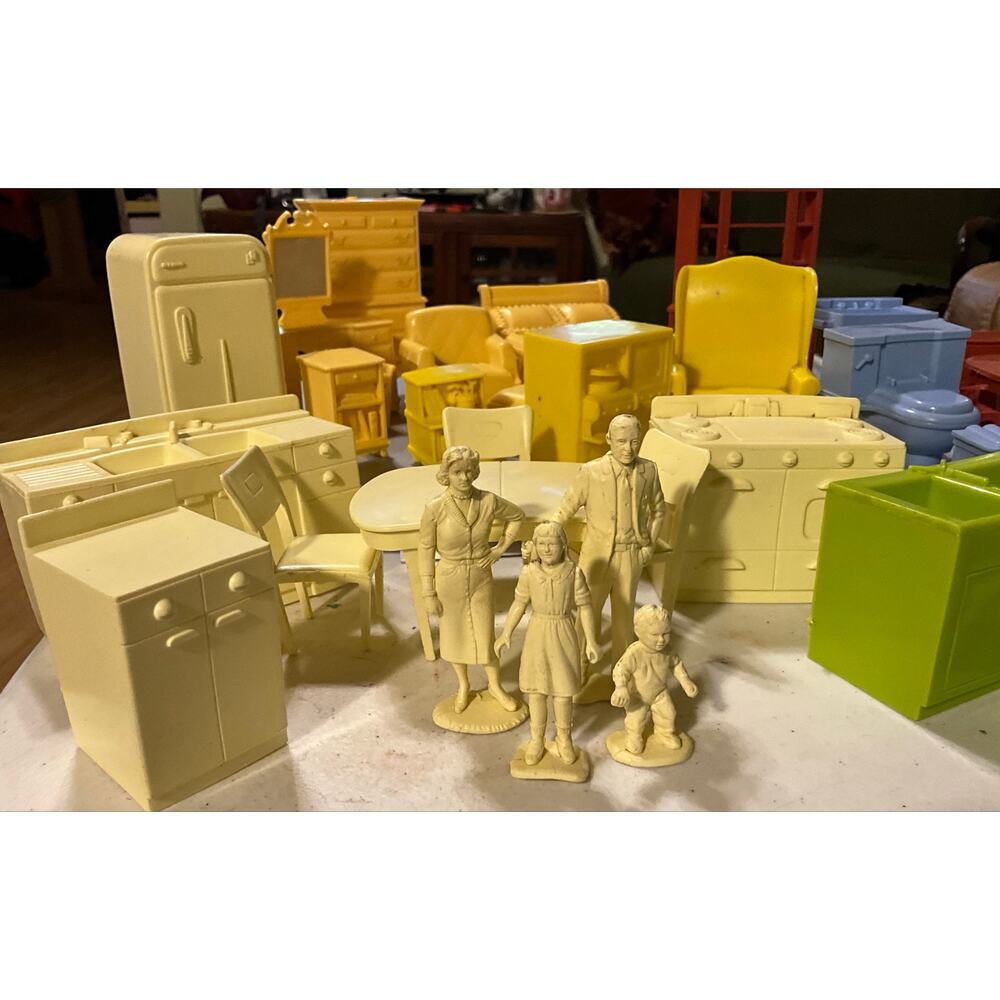 Lot of 49 Pieces of Vintage Doll House Furniture Plastic with Family Figures - Picture 7 of 9